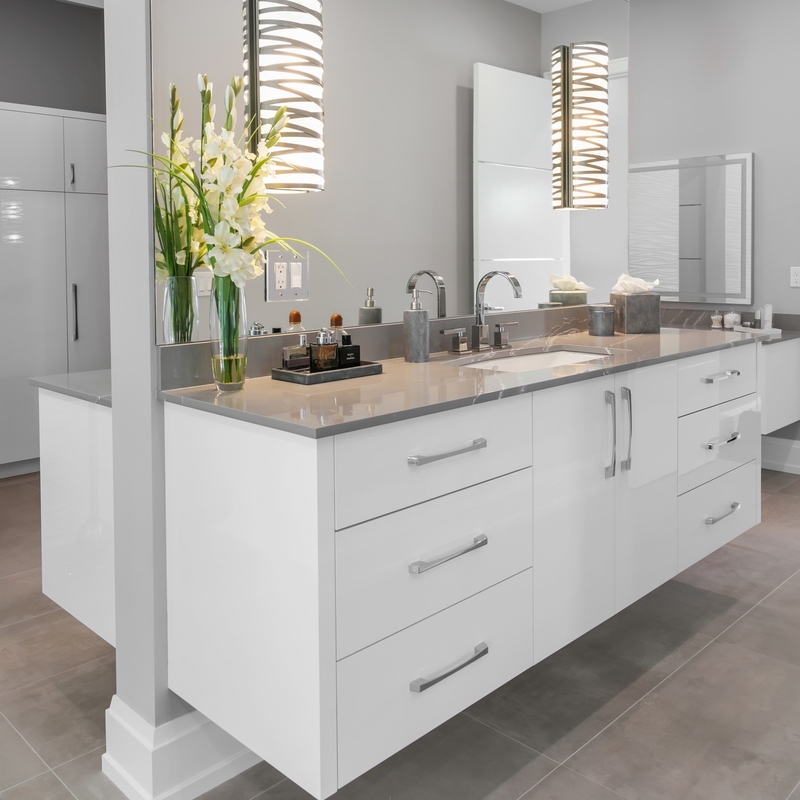 Tranh sơn mài Chậu rửa bằng gốm sứ Vanity với gương Treo tường Màu trắng Đồng bằng Cao độ bóng