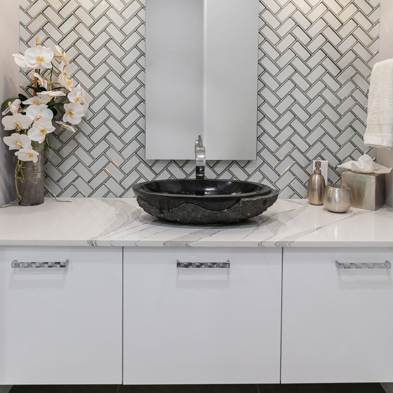 Tranh sơn mài Chậu rửa bằng gốm sứ Vanity với gương Treo tường Màu trắng Đồng bằng Cao độ bóng