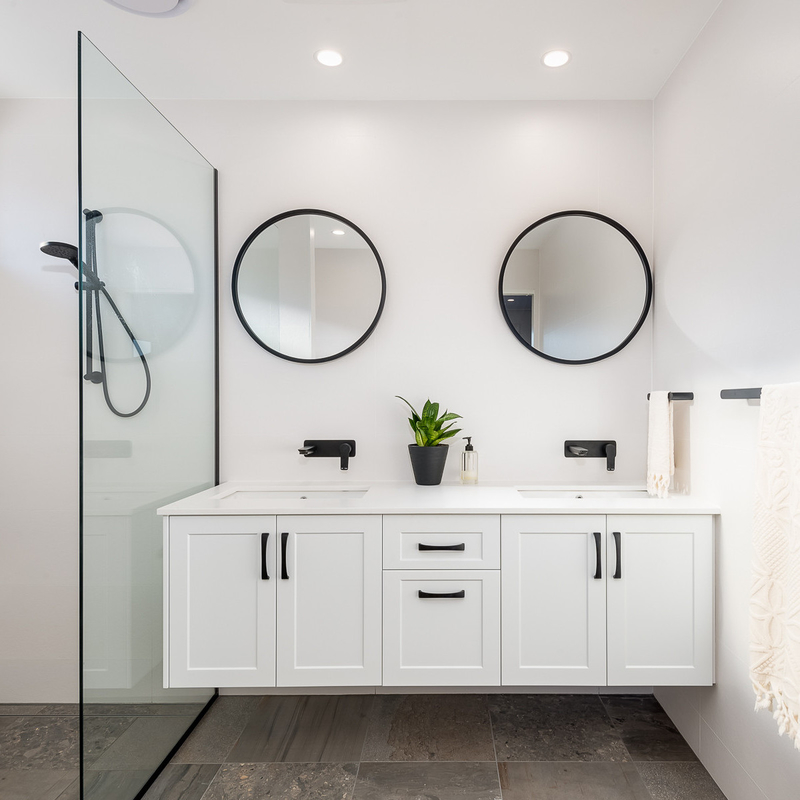 Kiểu dáng bình lắc đứng độc đáo Nhiều màu sơn mài Phòng tắm Vanity Bộ vệ sinh