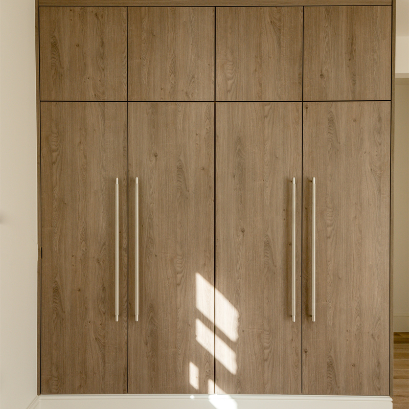 Hạt gỗ Melamine cửa xoay Tủ quần áo được trang bị gương với tay cầm bằng thép không gỉ