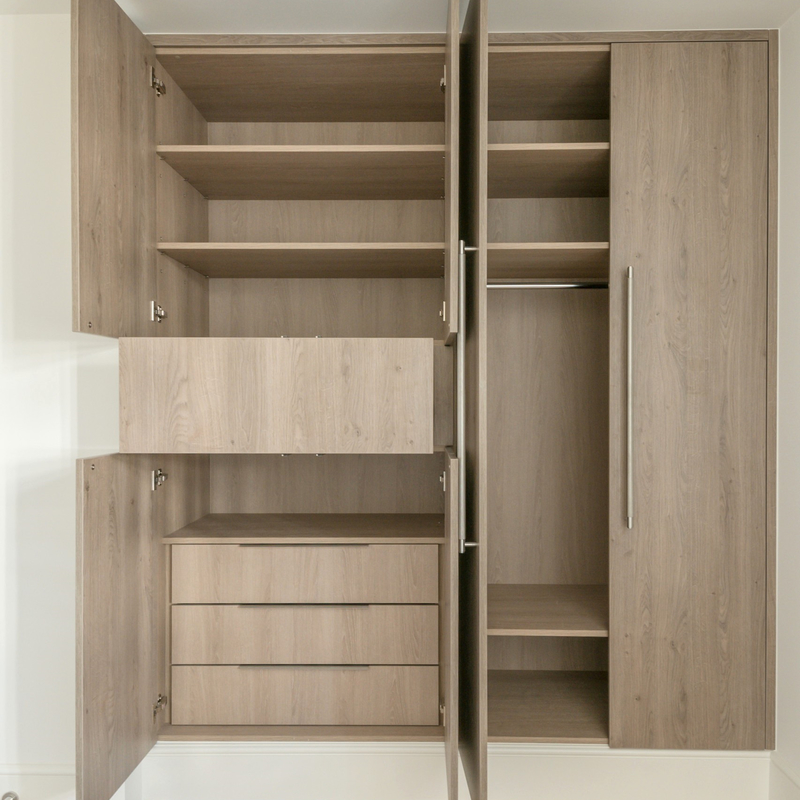 Hạt gỗ Melamine cửa xoay Tủ quần áo được trang bị gương với tay cầm bằng thép không gỉ