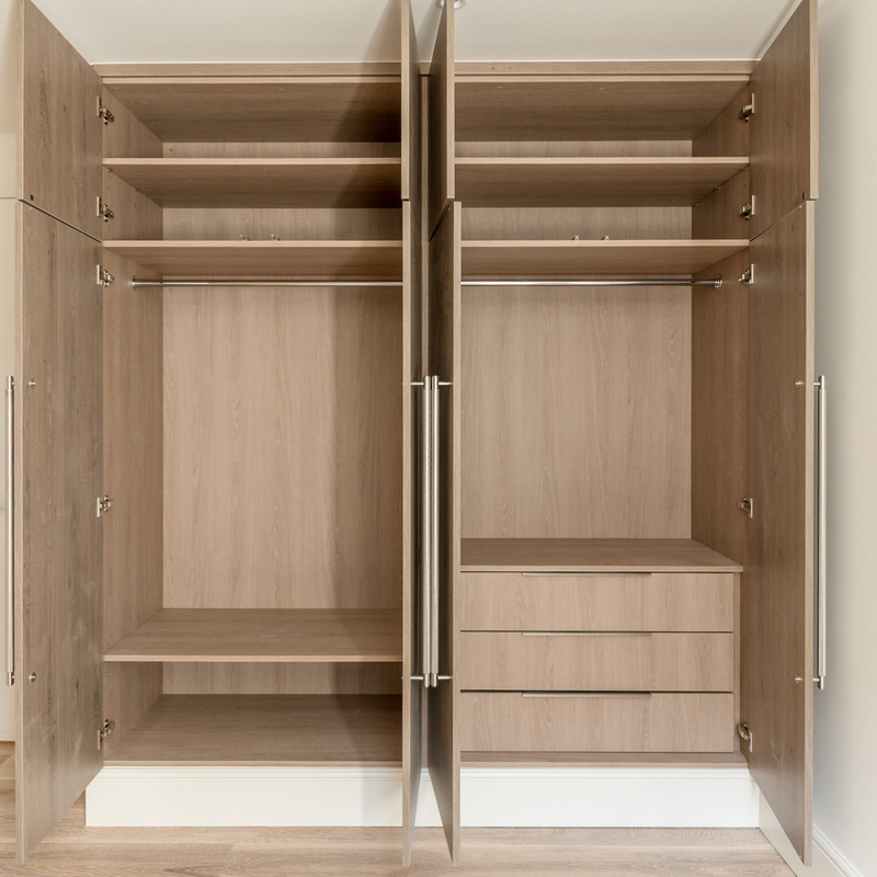 Hạt gỗ Melamine cửa xoay Tủ quần áo được trang bị gương với tay cầm bằng thép không gỉ