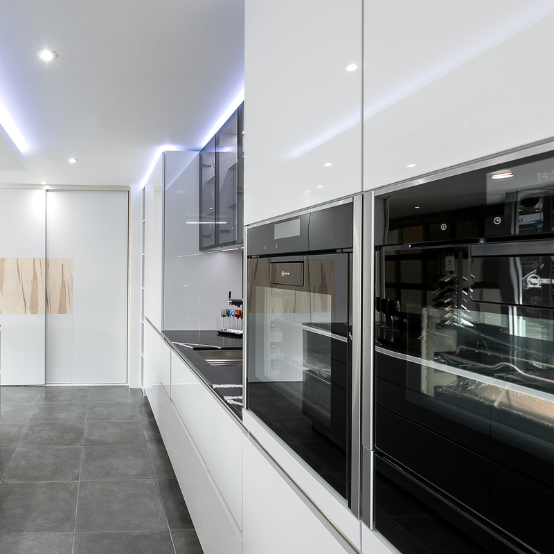 Tủ bếp sơn mài tùy chỉnh Make I Shape High Gloss White Base Matte Grey Island