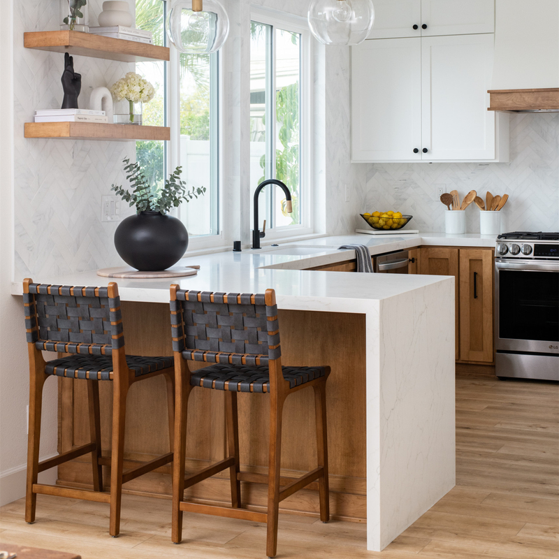 Tủ bếp treo tường Shaker màu trắng với mặt bàn bằng thạch anh Bản lề đóng mềm bằng gỗ cứng