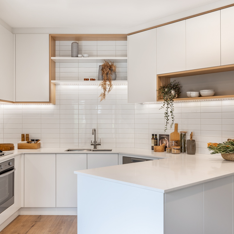 Tủ bếp mô-đun nhỏ Melamine màu trắng mờ hình chữ U với thiết kế không tay cầm cho căn hộ