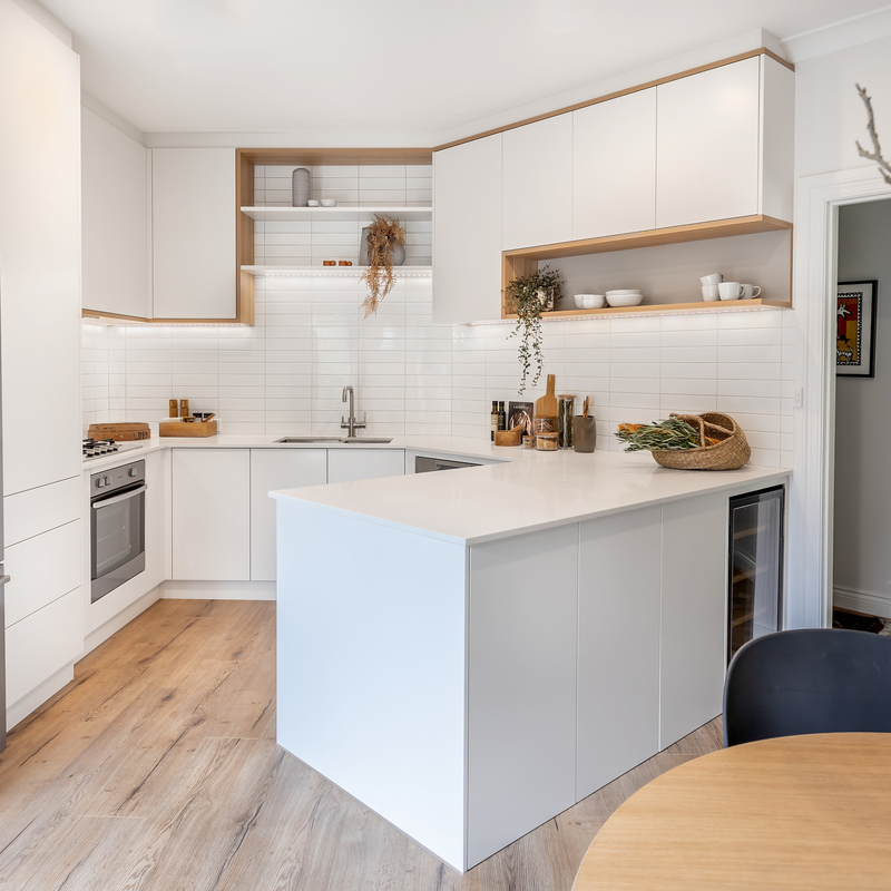 Tủ bếp mô-đun nhỏ Melamine màu trắng mờ hình chữ U với thiết kế không tay cầm cho căn hộ