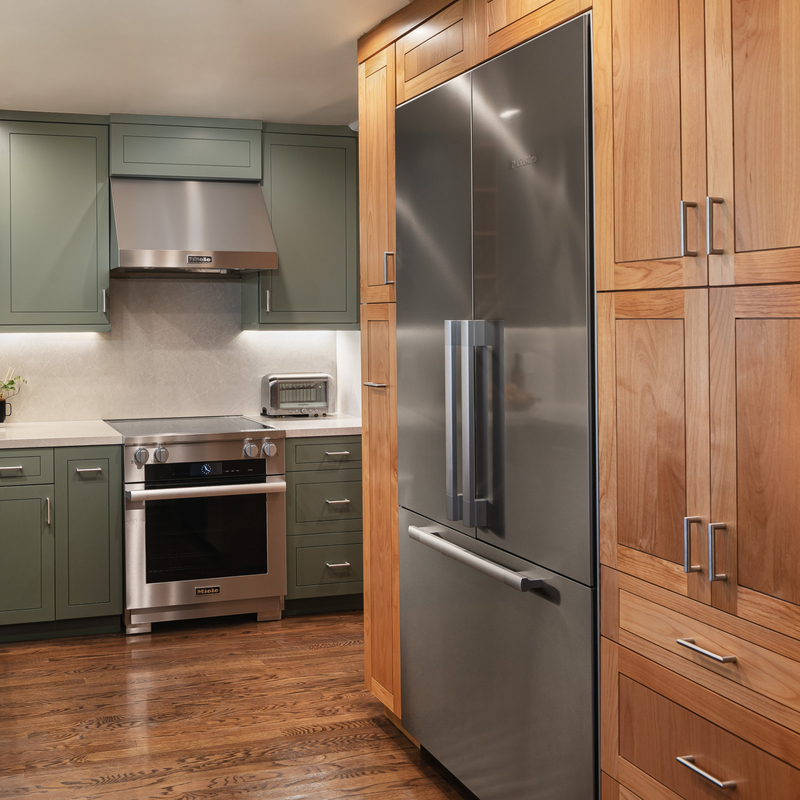 California Villa sử dụng tủ bếp gỗ rắn phong cách Shaker hiện đại Green And Brown Tủ