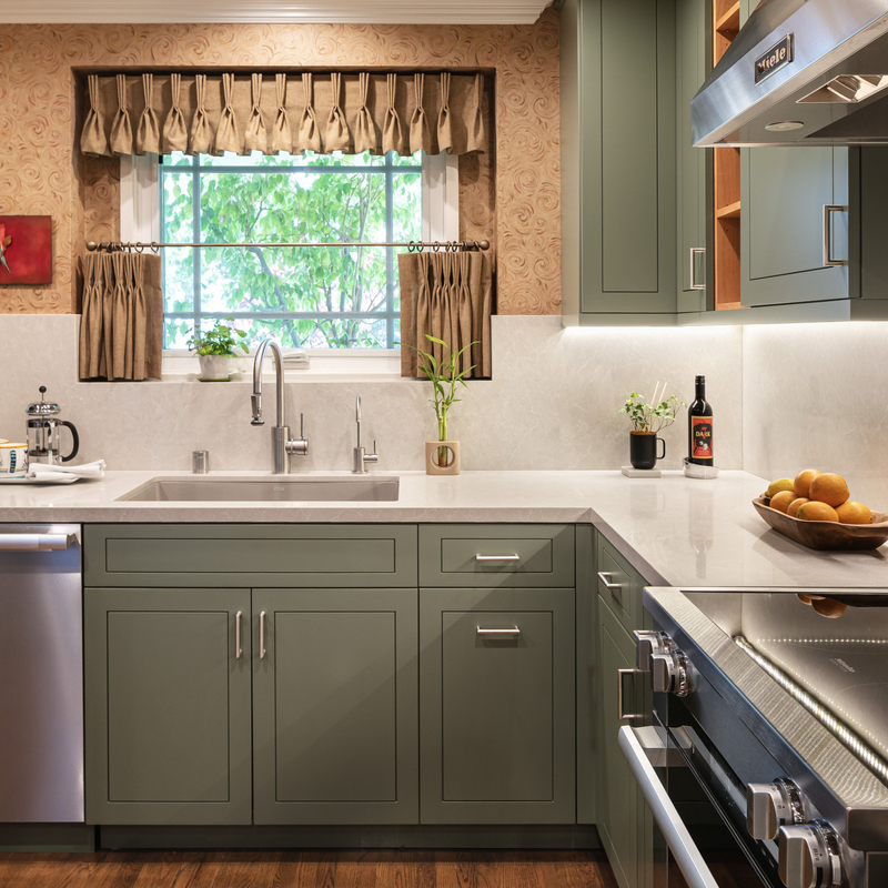 California Villa sử dụng tủ bếp gỗ rắn phong cách Shaker hiện đại Green And Brown Tủ