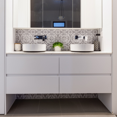 Phòng tắm tối giản Đơn vị Vanity Gương mờ White Panel phẳng Melamine Treo tường